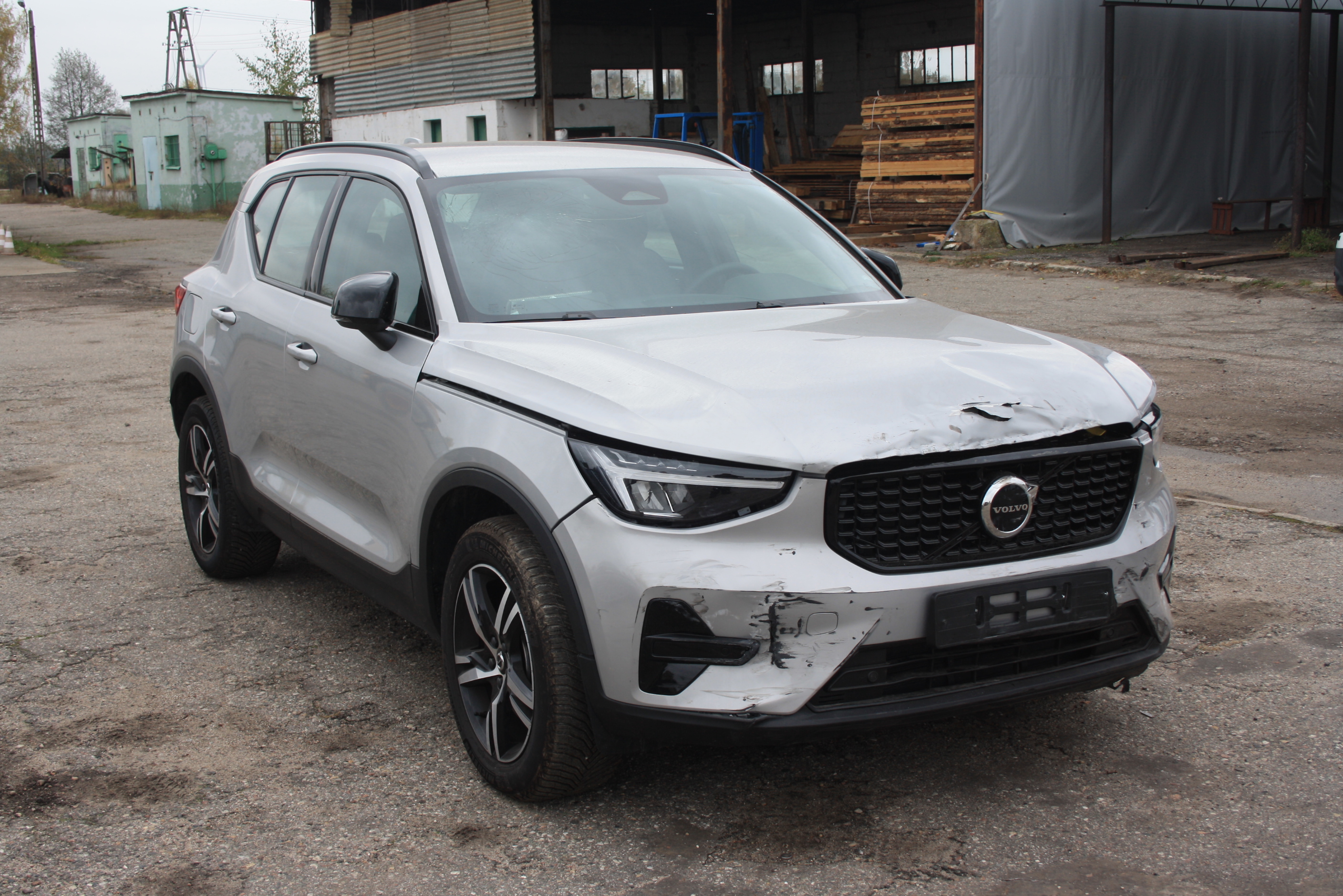 Volvo XC40 2.0 B3 MILD HYBRID 2024r lekka kolizja. FV 23% cena brutto